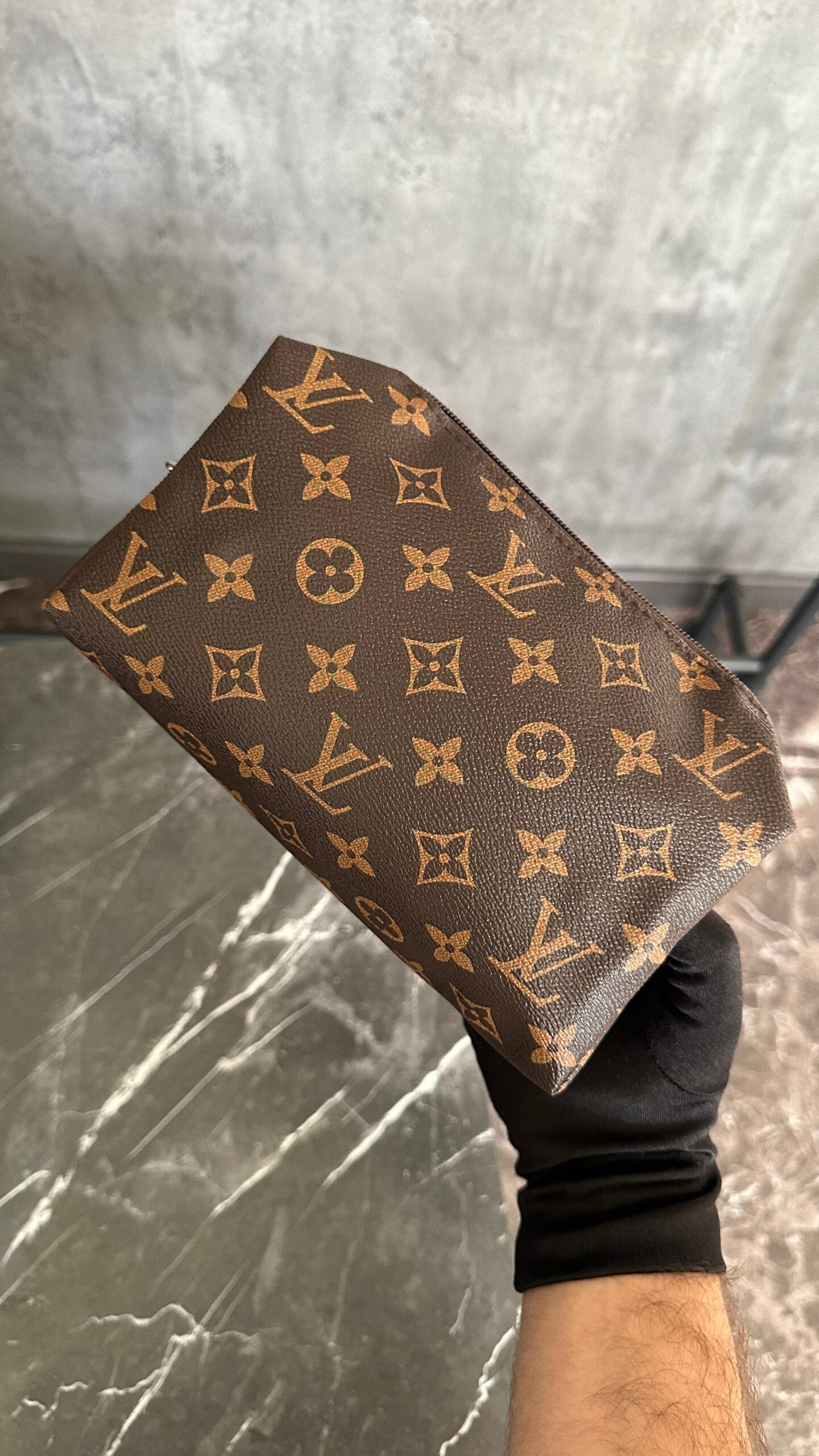 NECESER LV LOGO MARRÓN