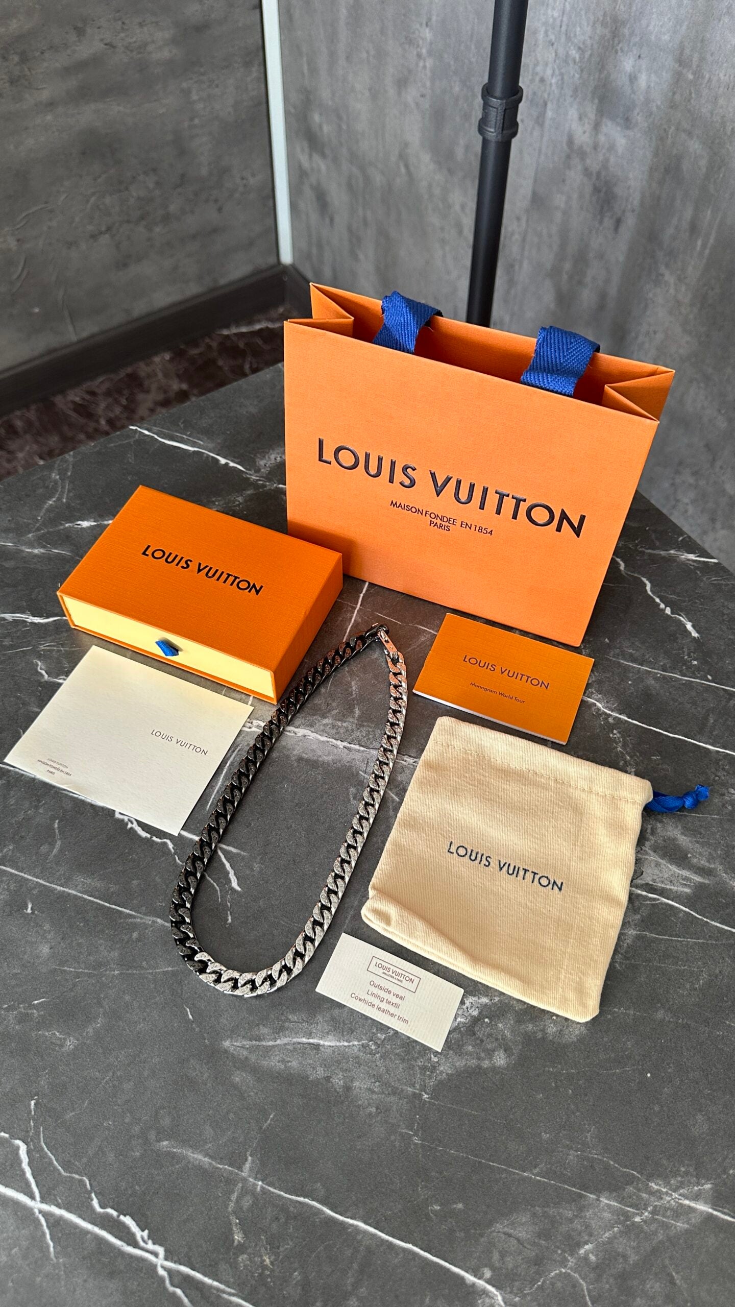COLGANTE LV BLACK SILVER