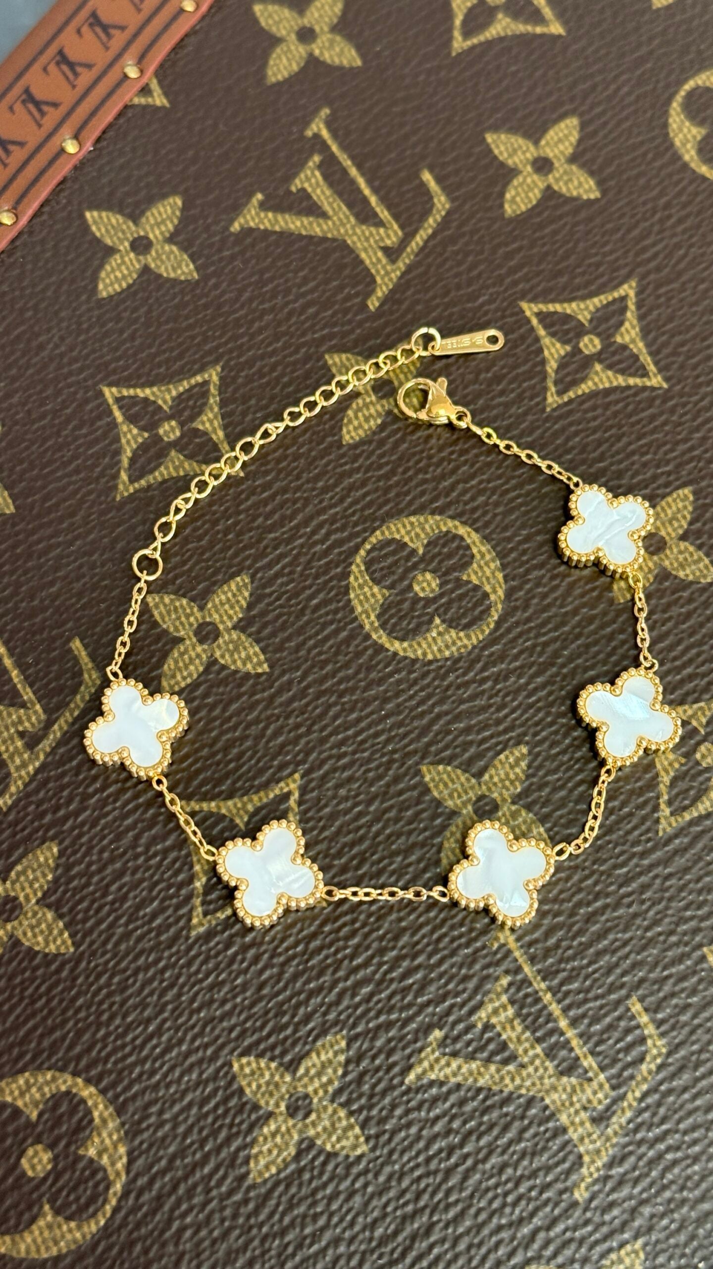 PULSERA TRÉBOL BLANCA