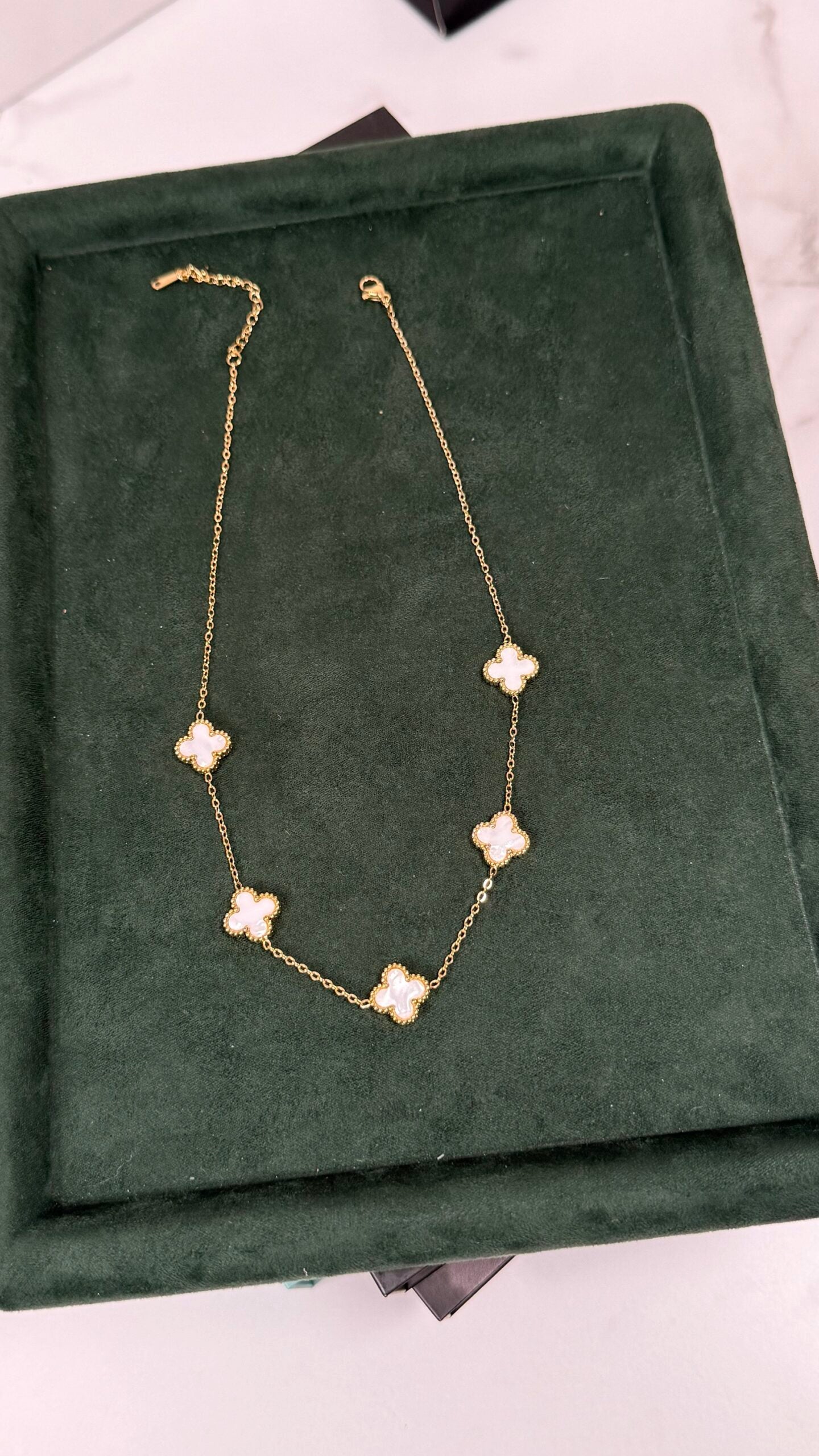 COLLAR CINCO TRÉBOL BLANCO