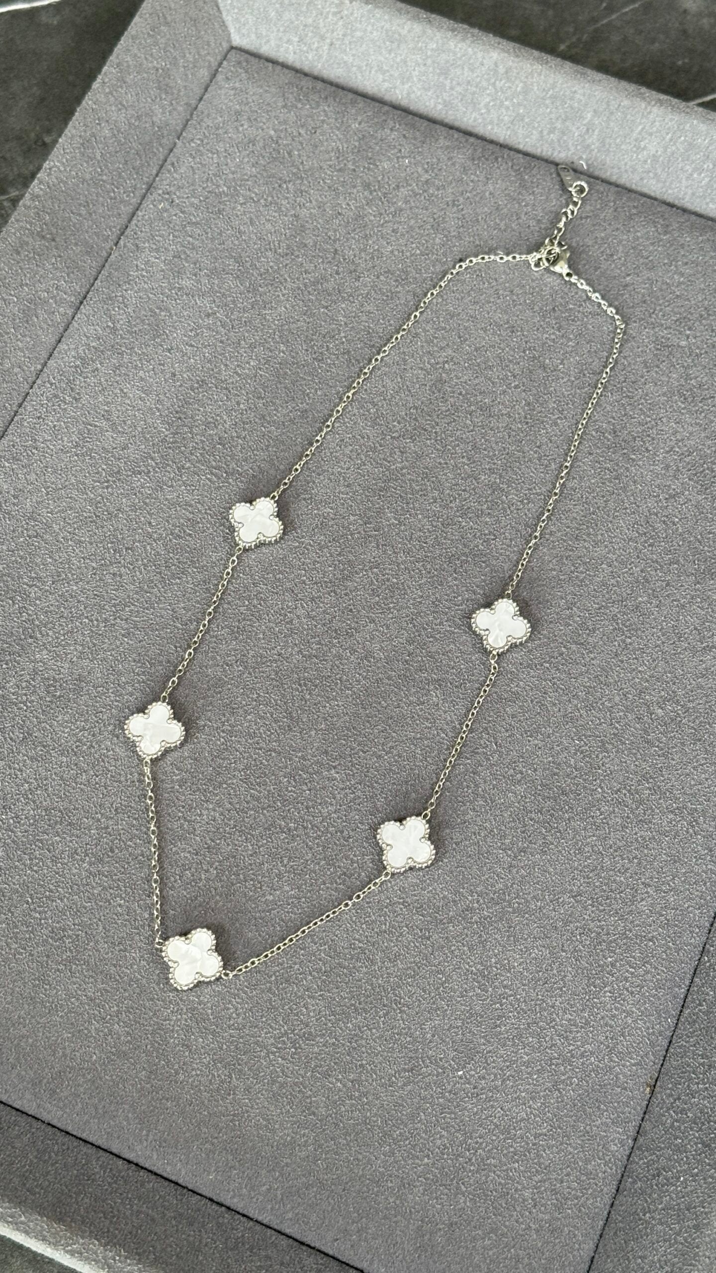 COLLAR CINCO TRÉBOL PLATA / BLANCO