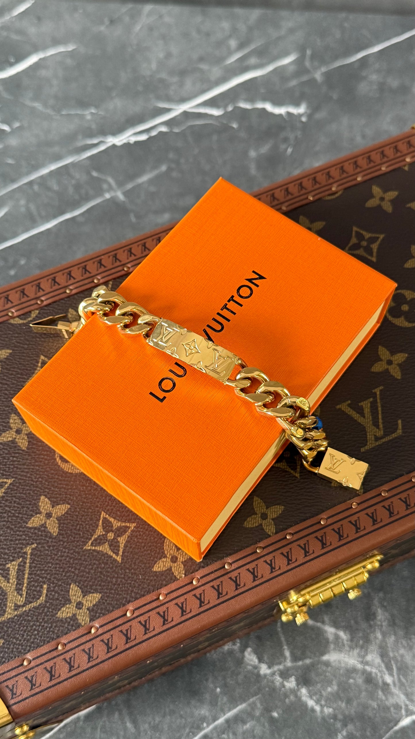 PULSERA LV ESTAMPADO ORO
