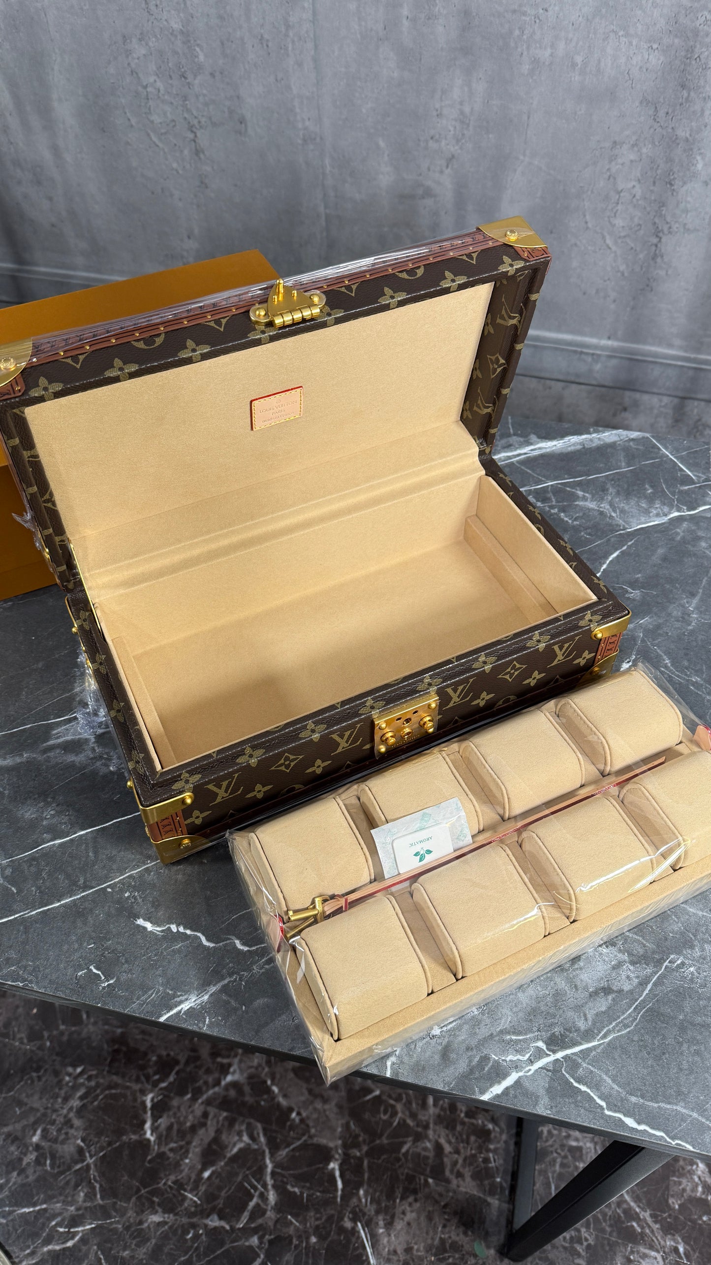 CAJA LV MARRÓN X 8 RELOJES