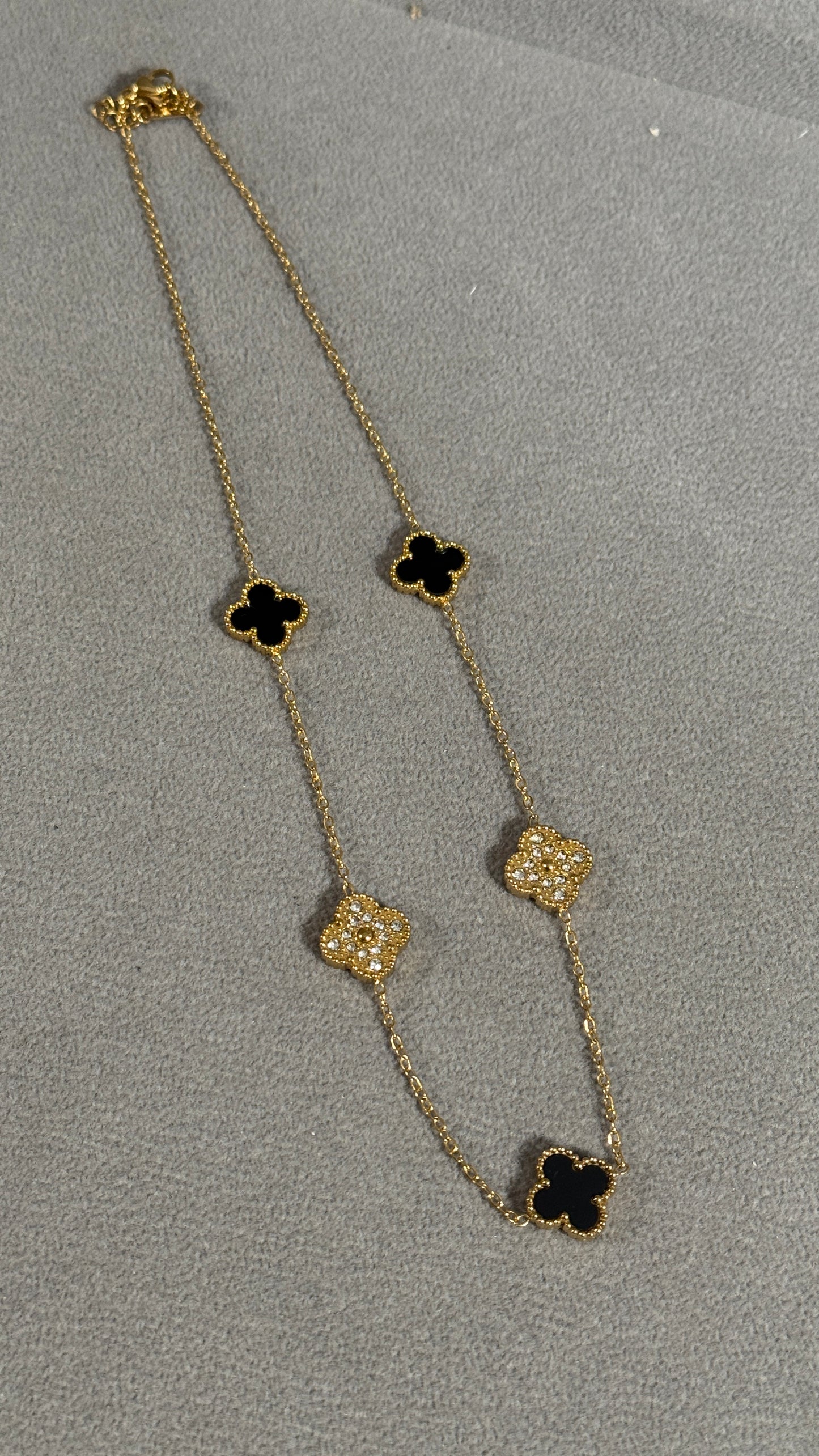 COLLAR CINCO TRÉBOL ORO / NEGRO CH2