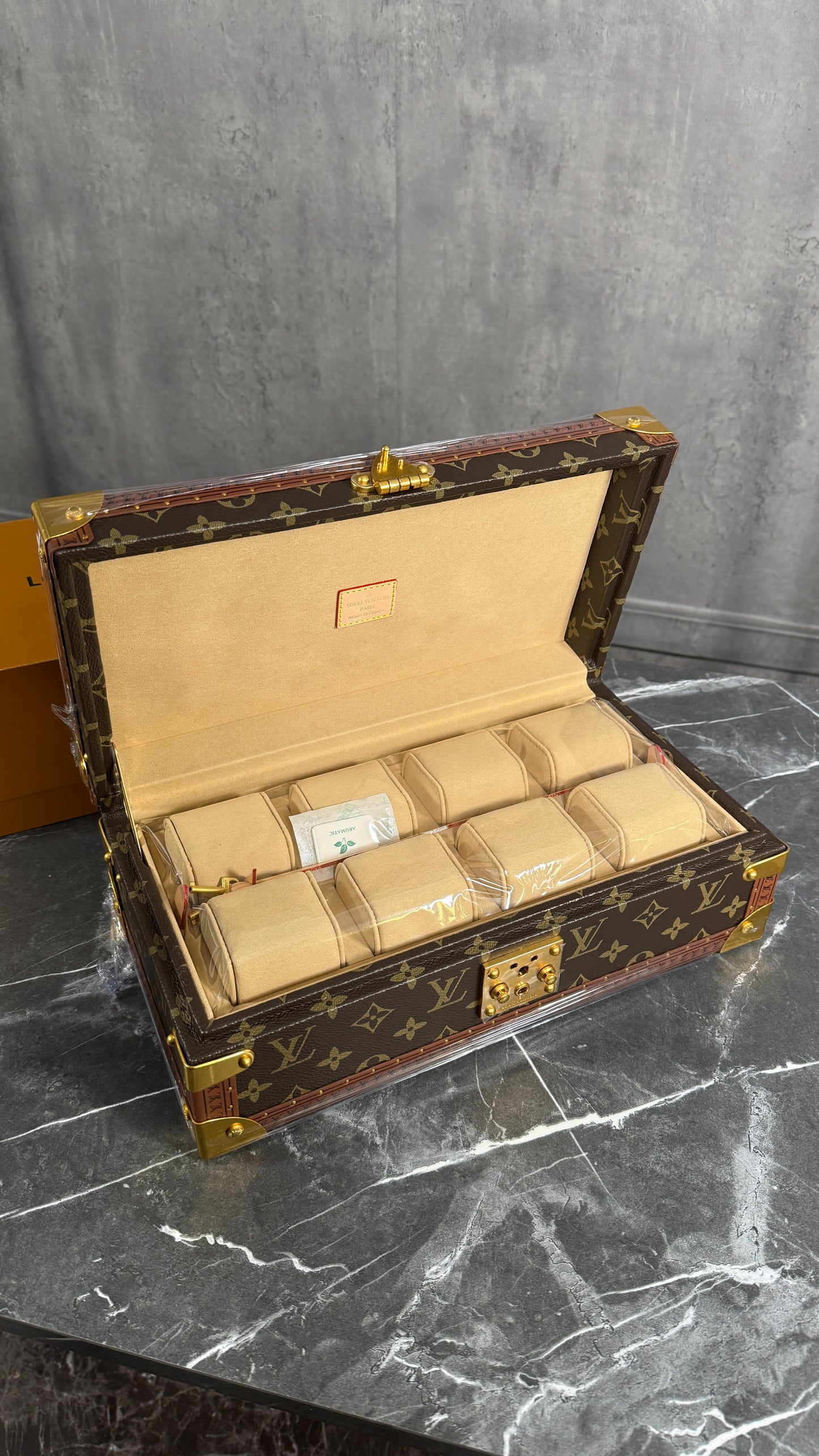 CAJA LV MARRÓN X 8 RELOJES