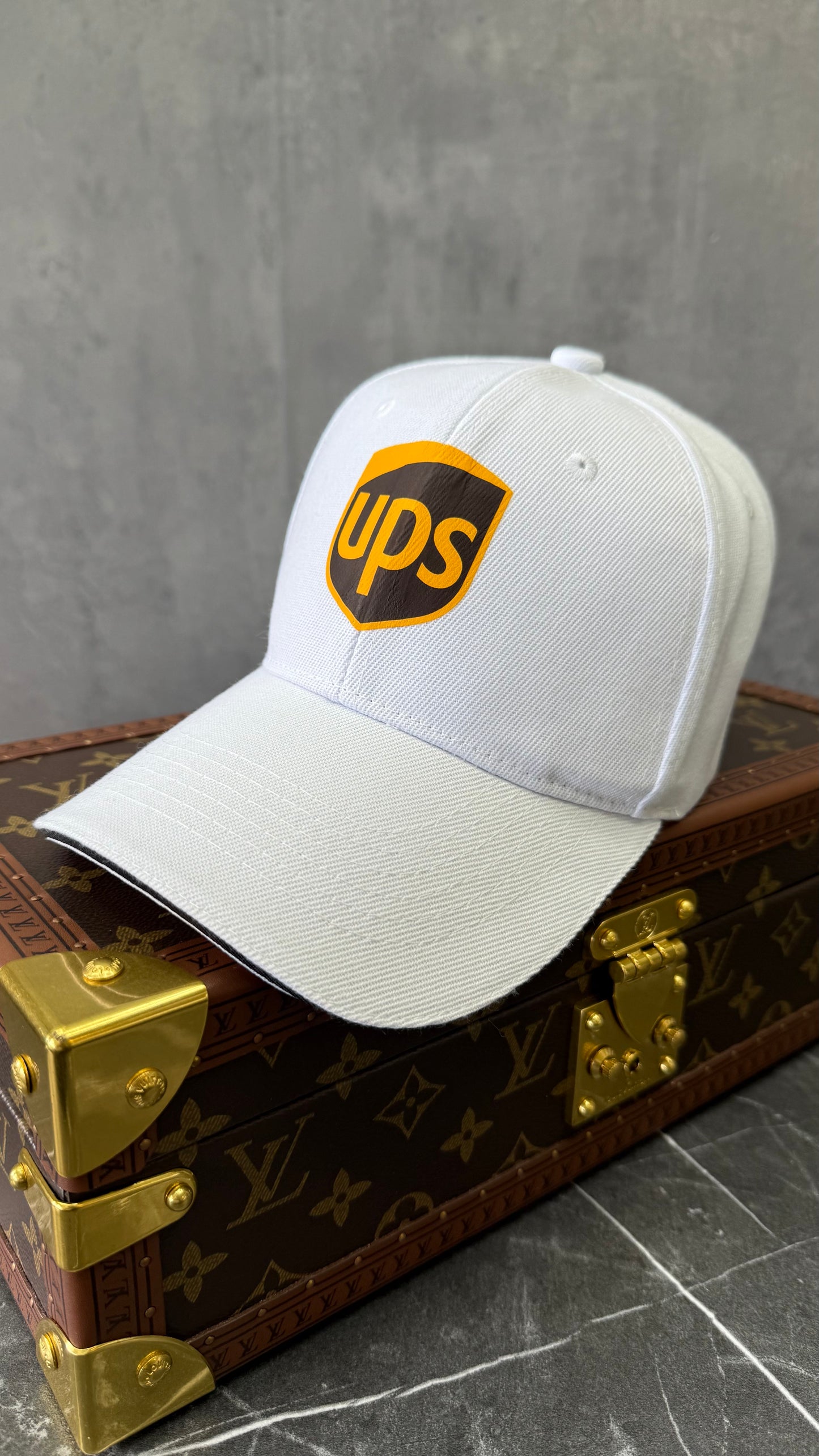 GORRA U P S BLANCO