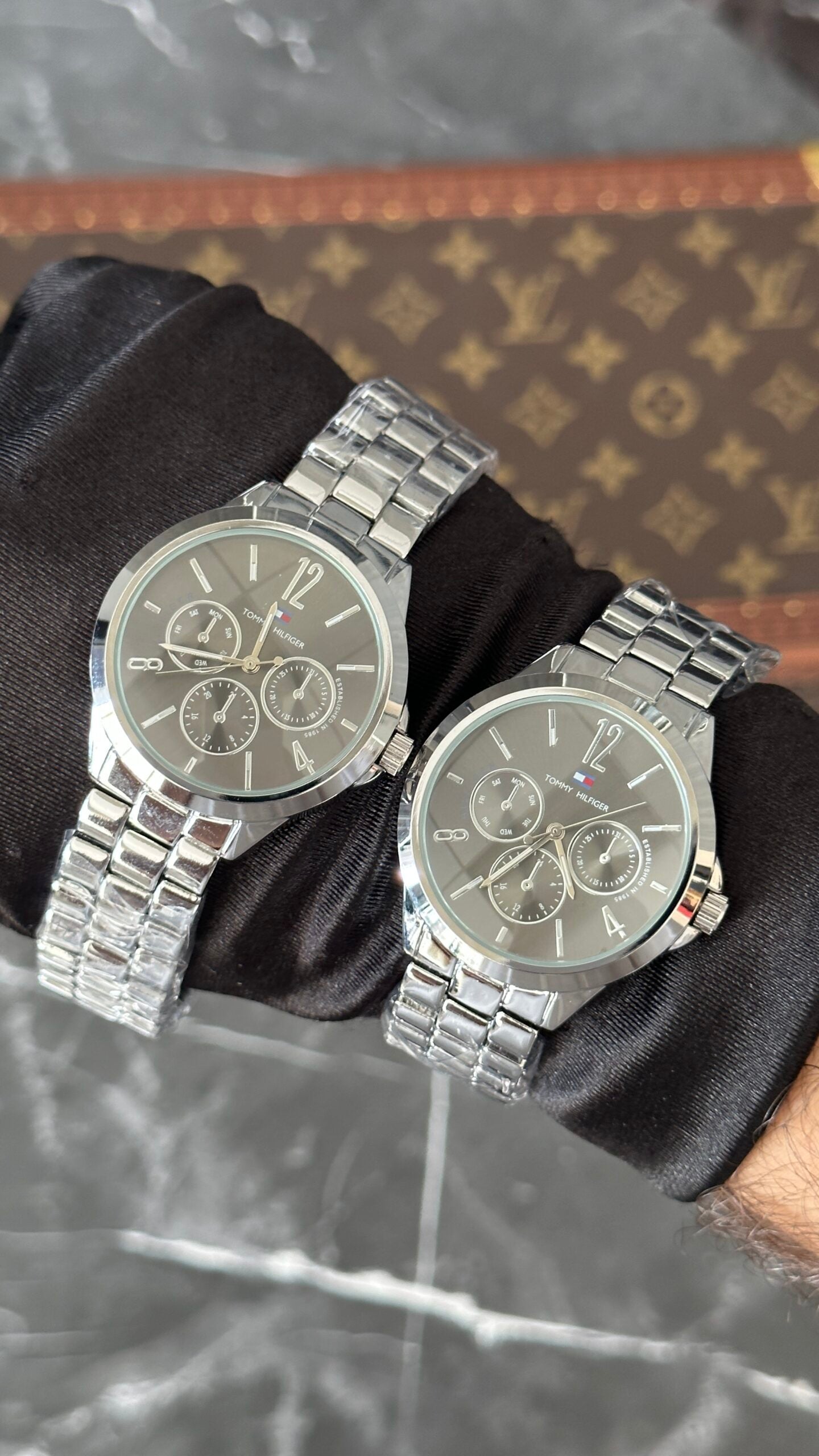 TOMMY PLATA/GRIS OSCURO