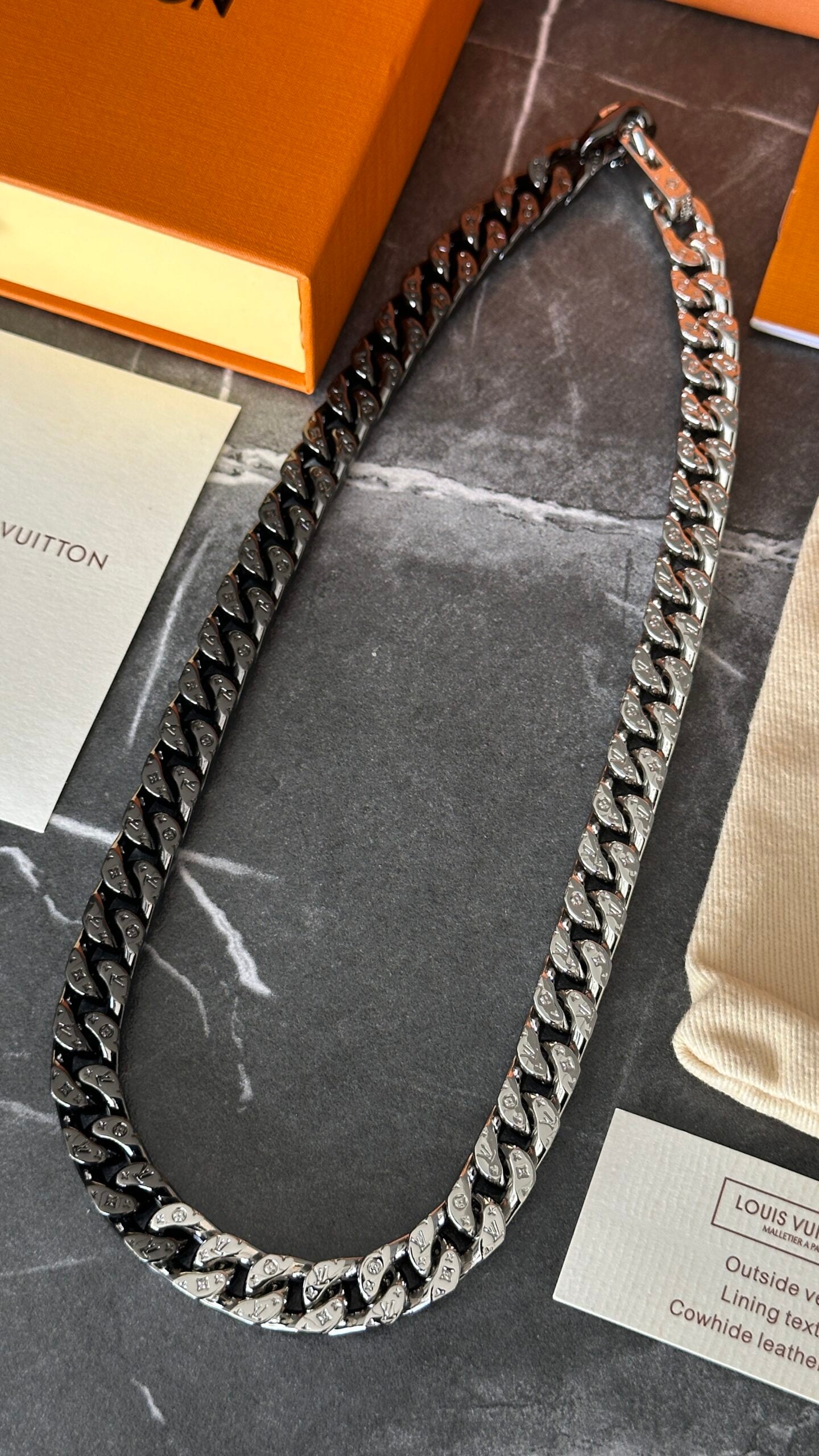 COLGANTE LV BLACK SILVER