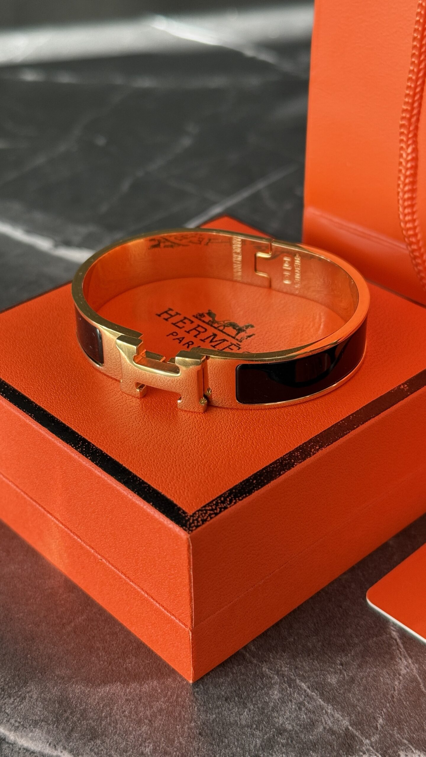 PULSERA HRMS NEGRO/ ORO