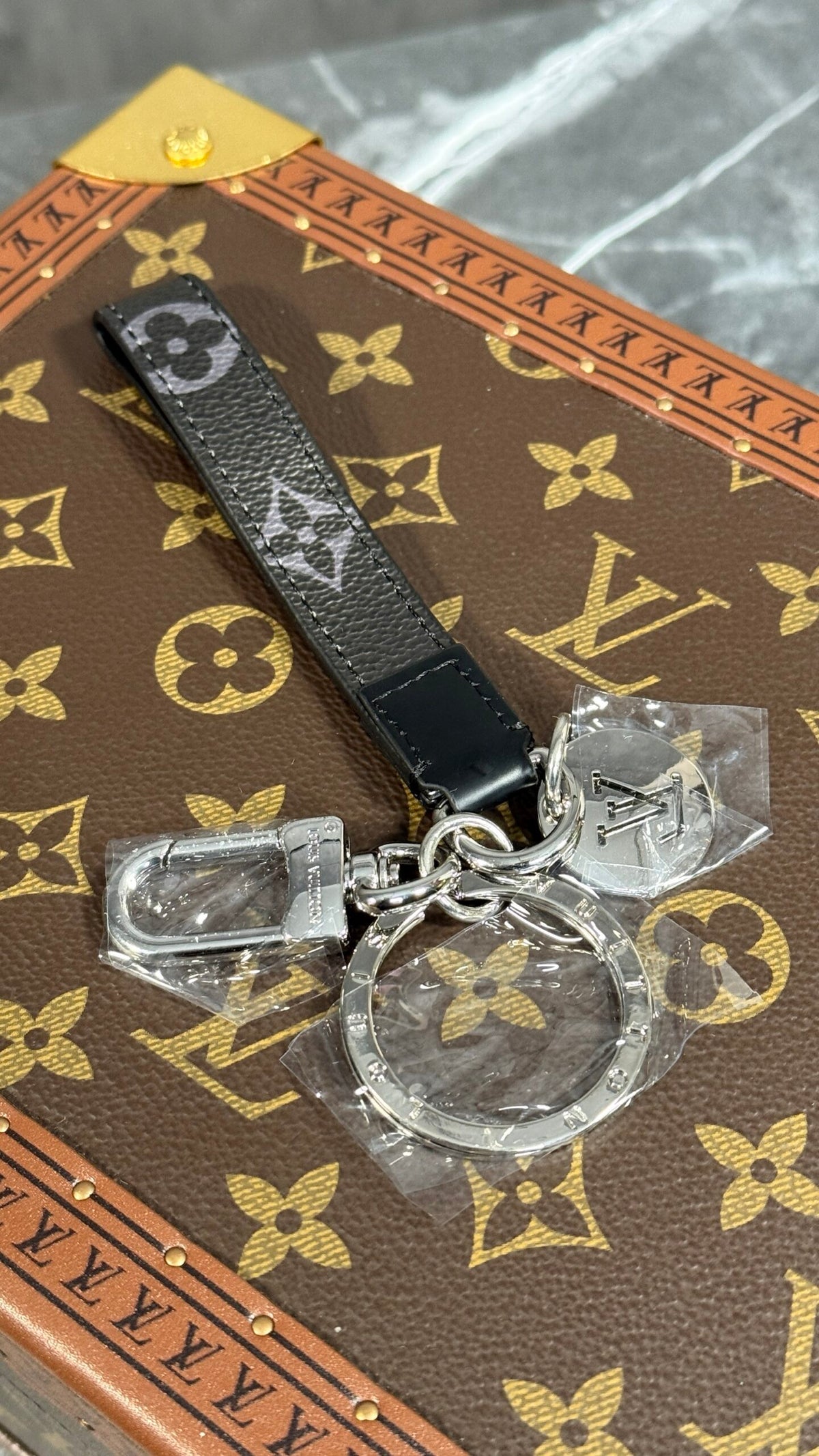 LLAVERO LV NEGRO