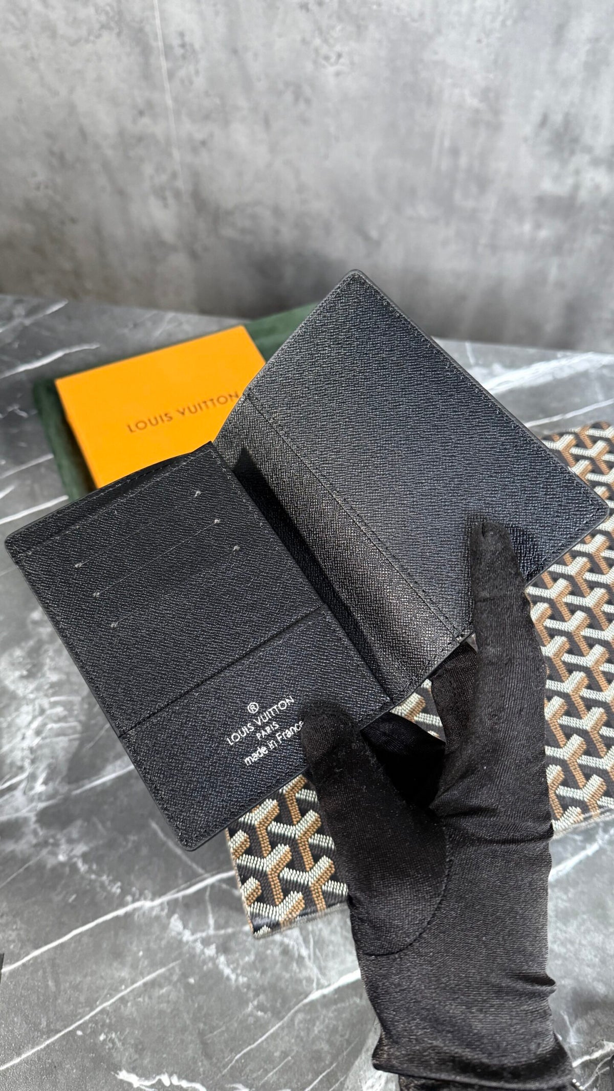 CARTERA PASAPORTE NEGRA CUADROS