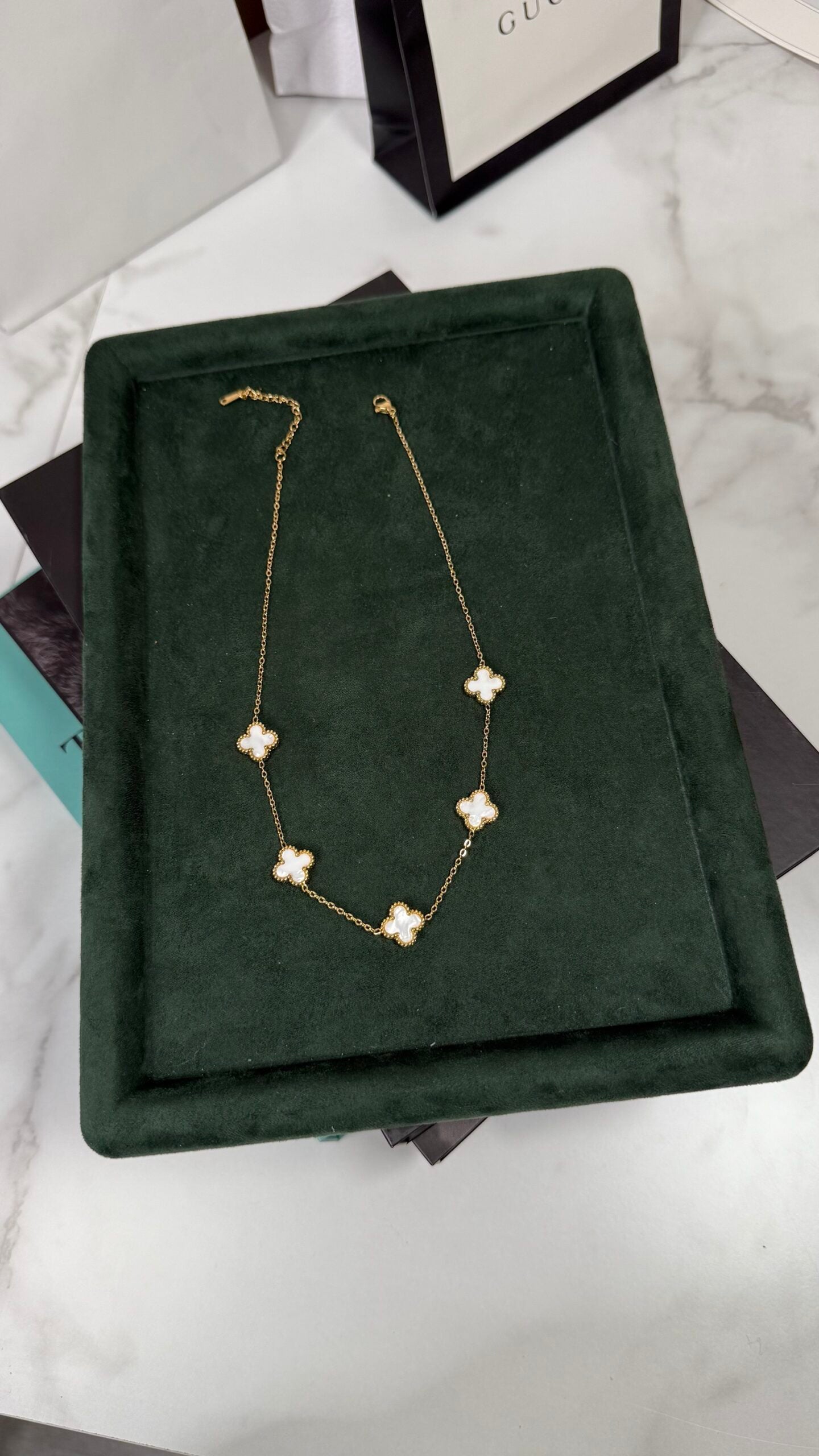 COLLAR CINCO TRÉBOL BLANCO