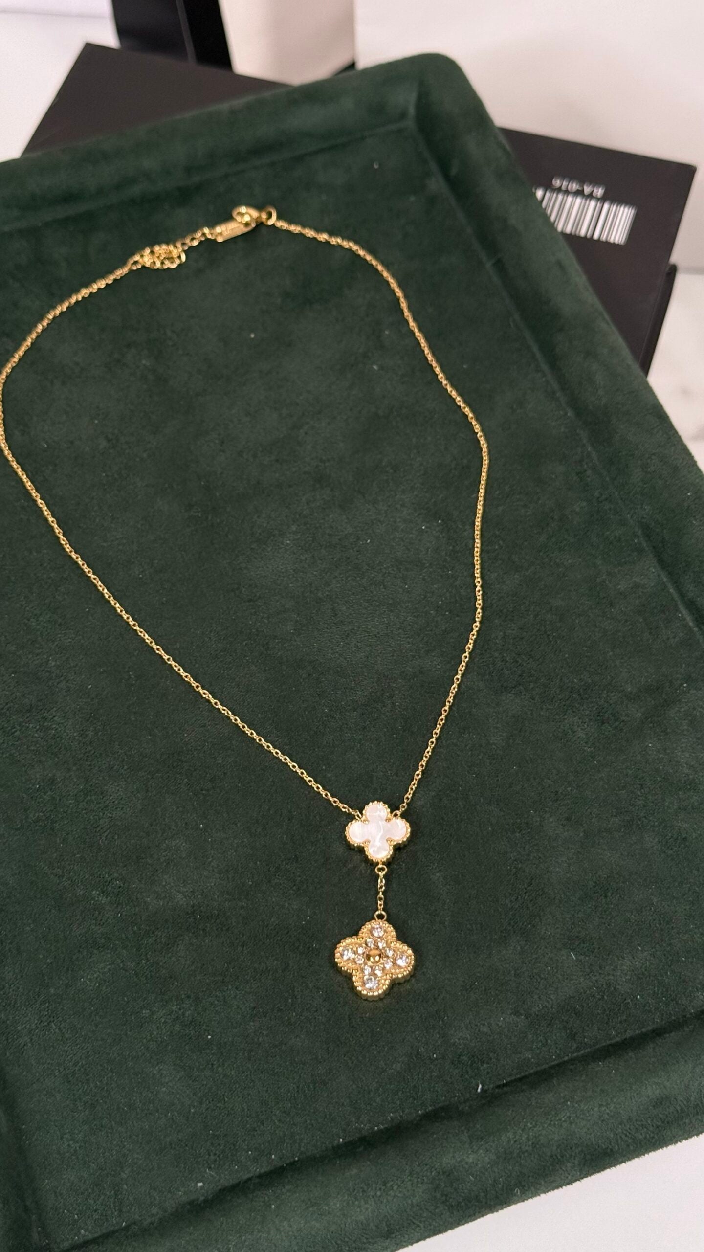 COLLAR TRÉBOL BLANCO BRILLANTES