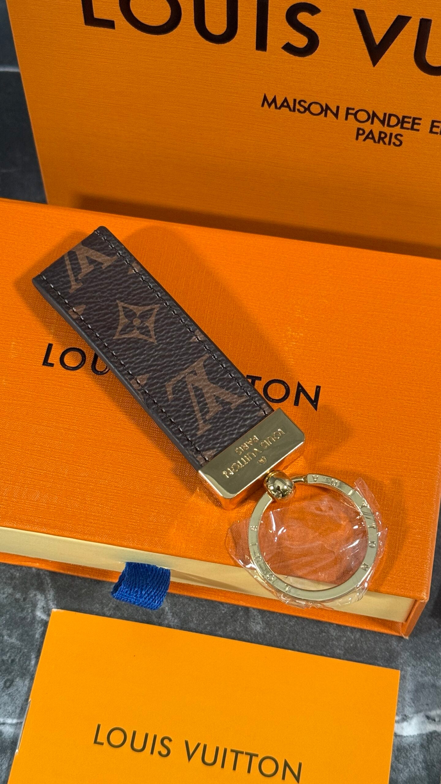 LLAVERO LV MARRÓN