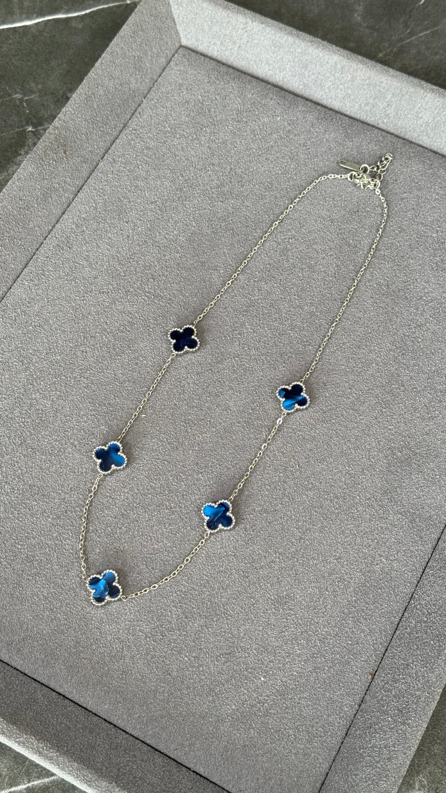 COLLAR CINCO PLATA TRÉBOL AZUL