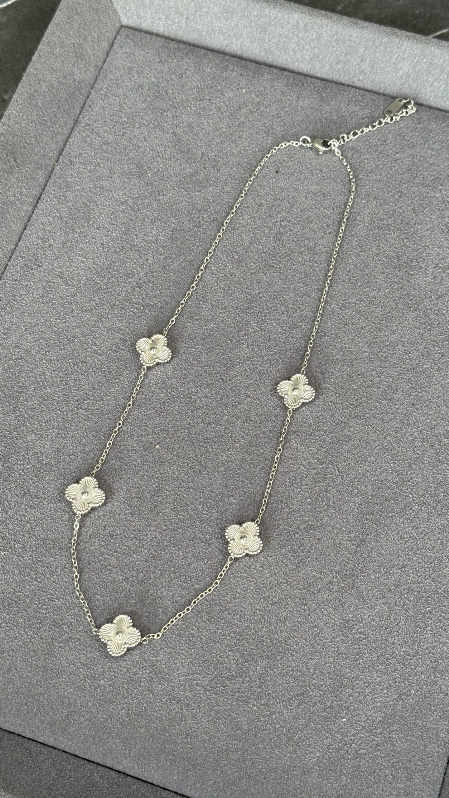 COLLAR CINCO TRÉBOL PLATA