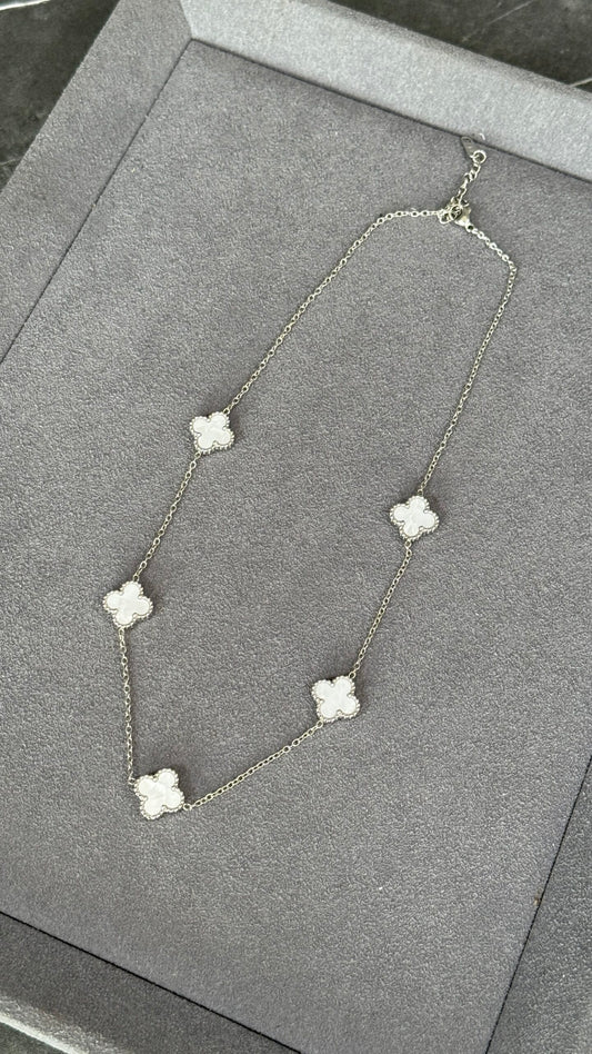 COLLAR CINCO TRÉBOL PLATA / BLANCO