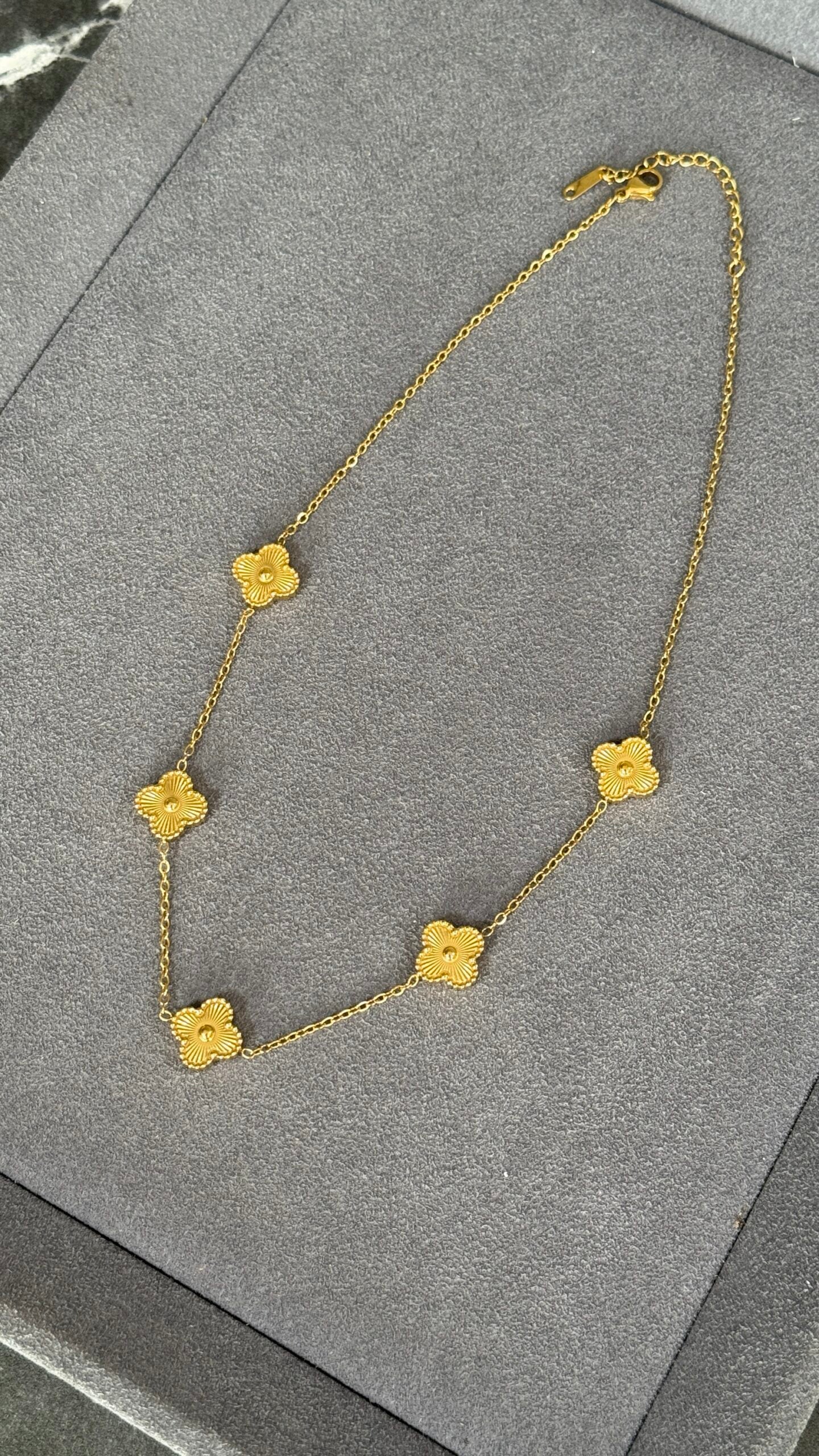 COLLAR CINCO TRÉBOL ORO