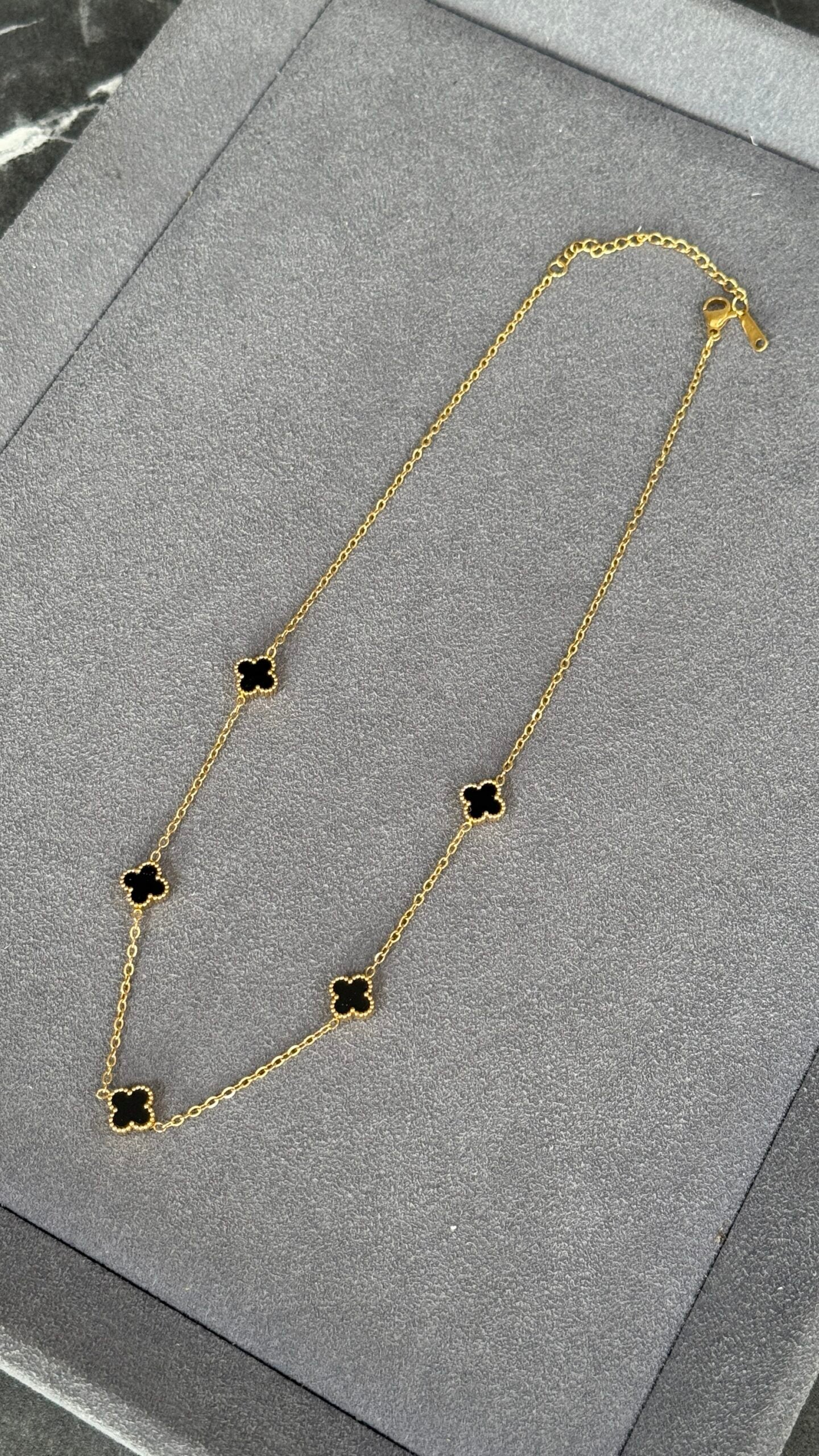 COLLAR CINCO TRÉBOL ORO / NEGRO PEK