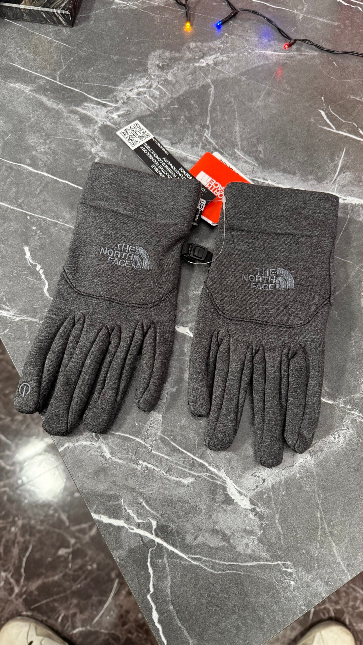 GUANTES TNF GRIS OSCURO