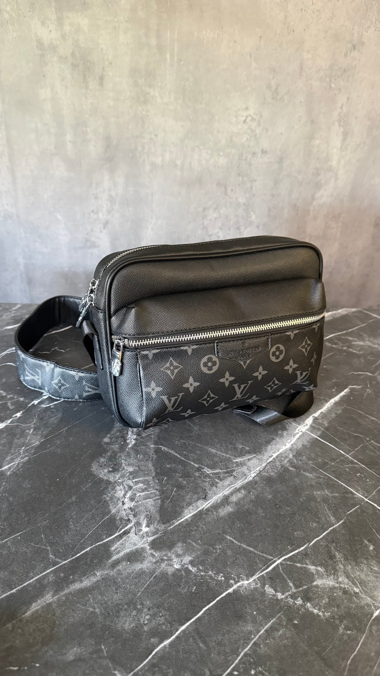 LV NEGRO BANDOLERA