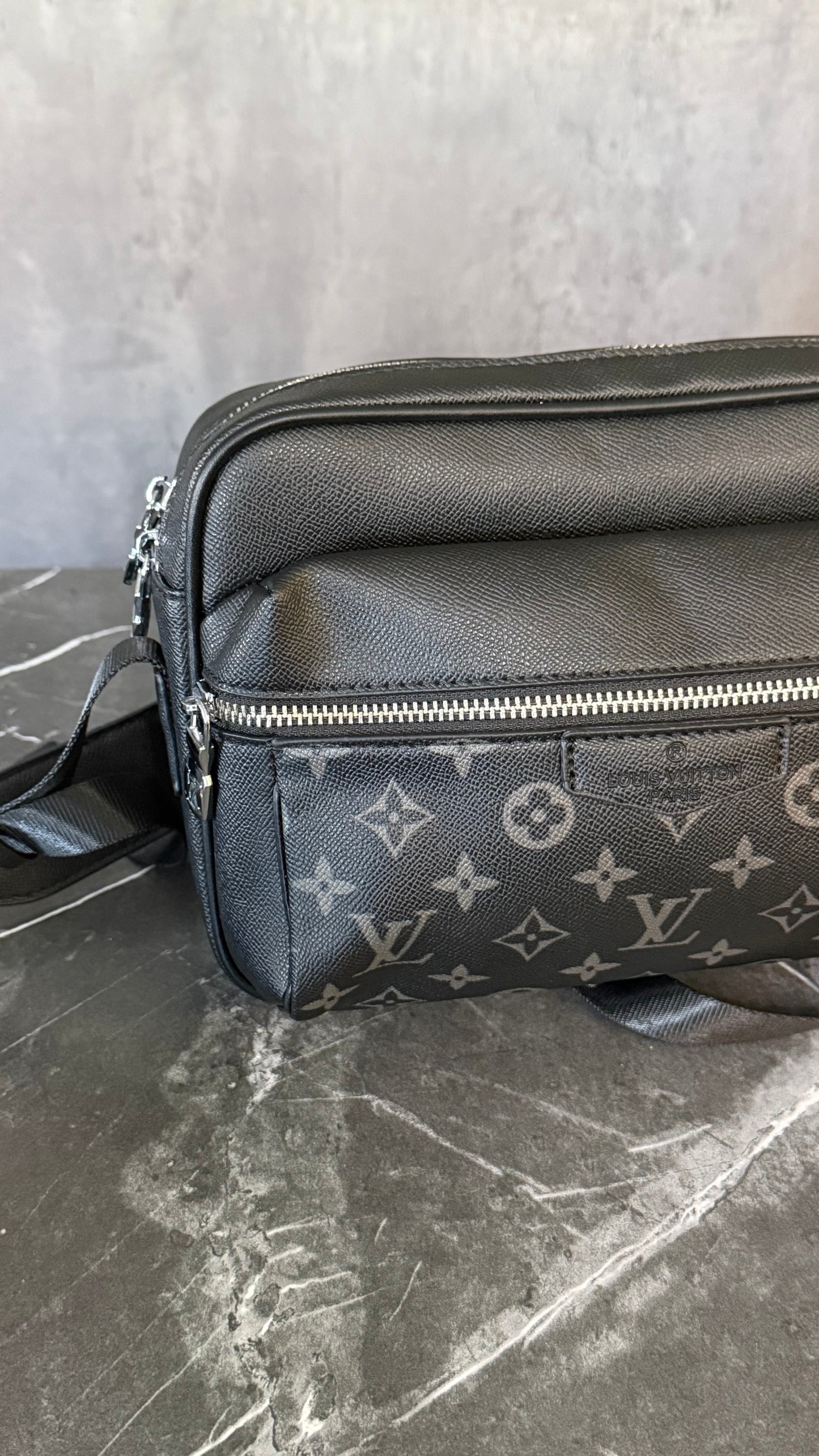 LV NEGRO BANDOLERA