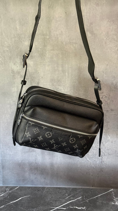 LV NEGRO BANDOLERA