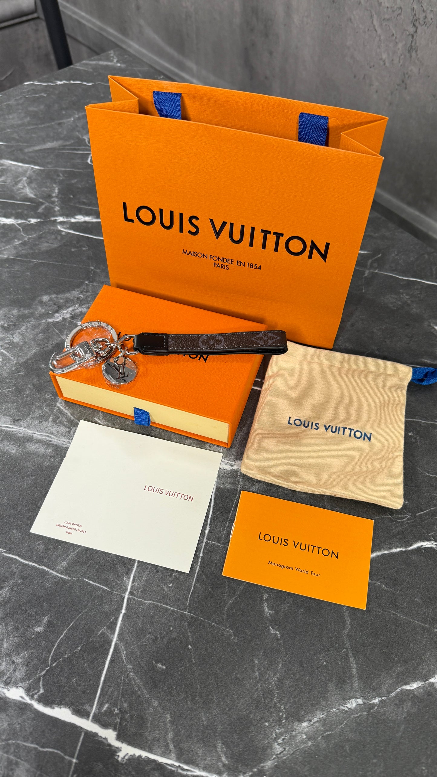 LLAVERO LV GRIS CLASIC