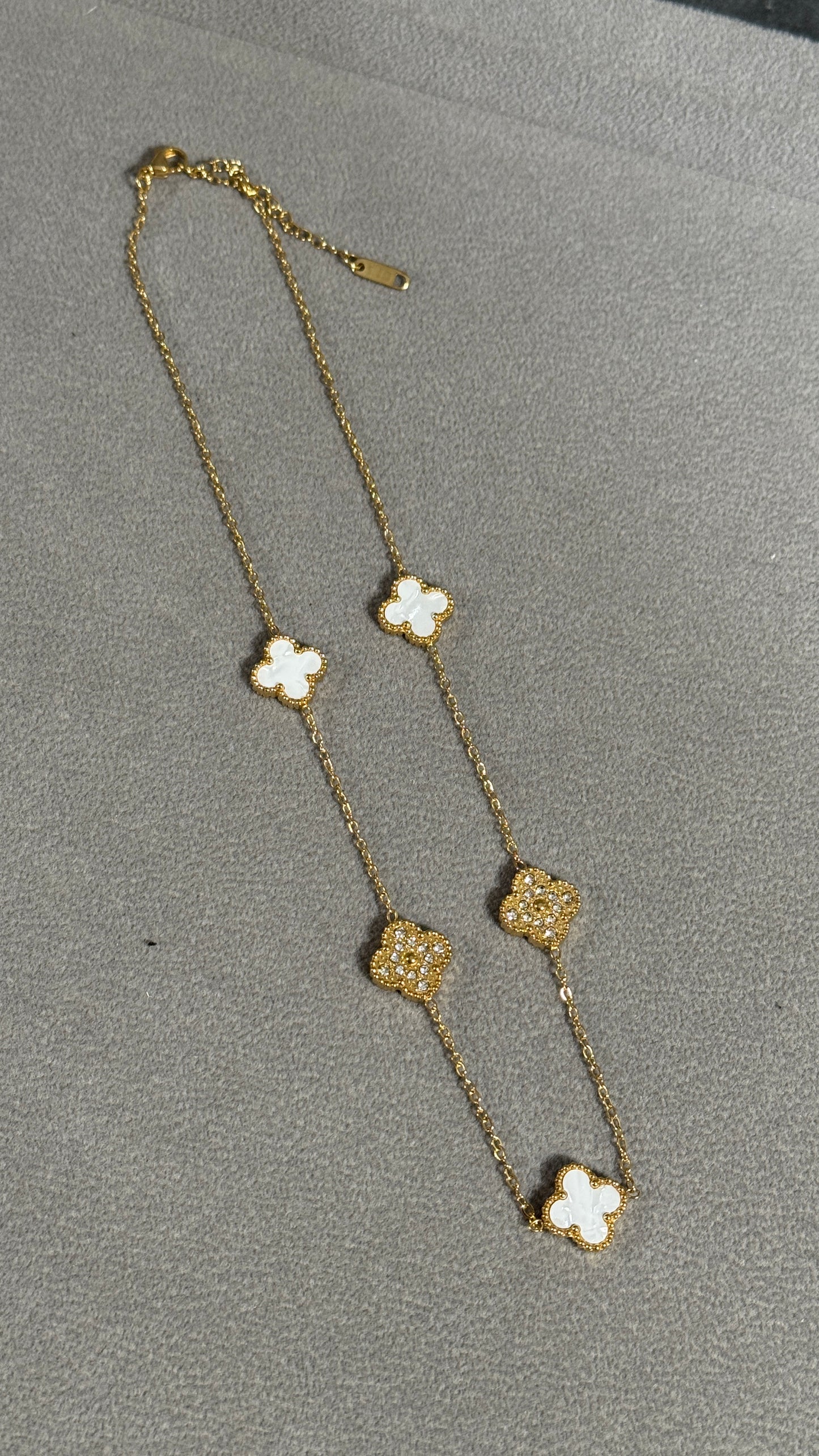 COLLAR CINCO TRÉBOL ORO / BLANCO CH2