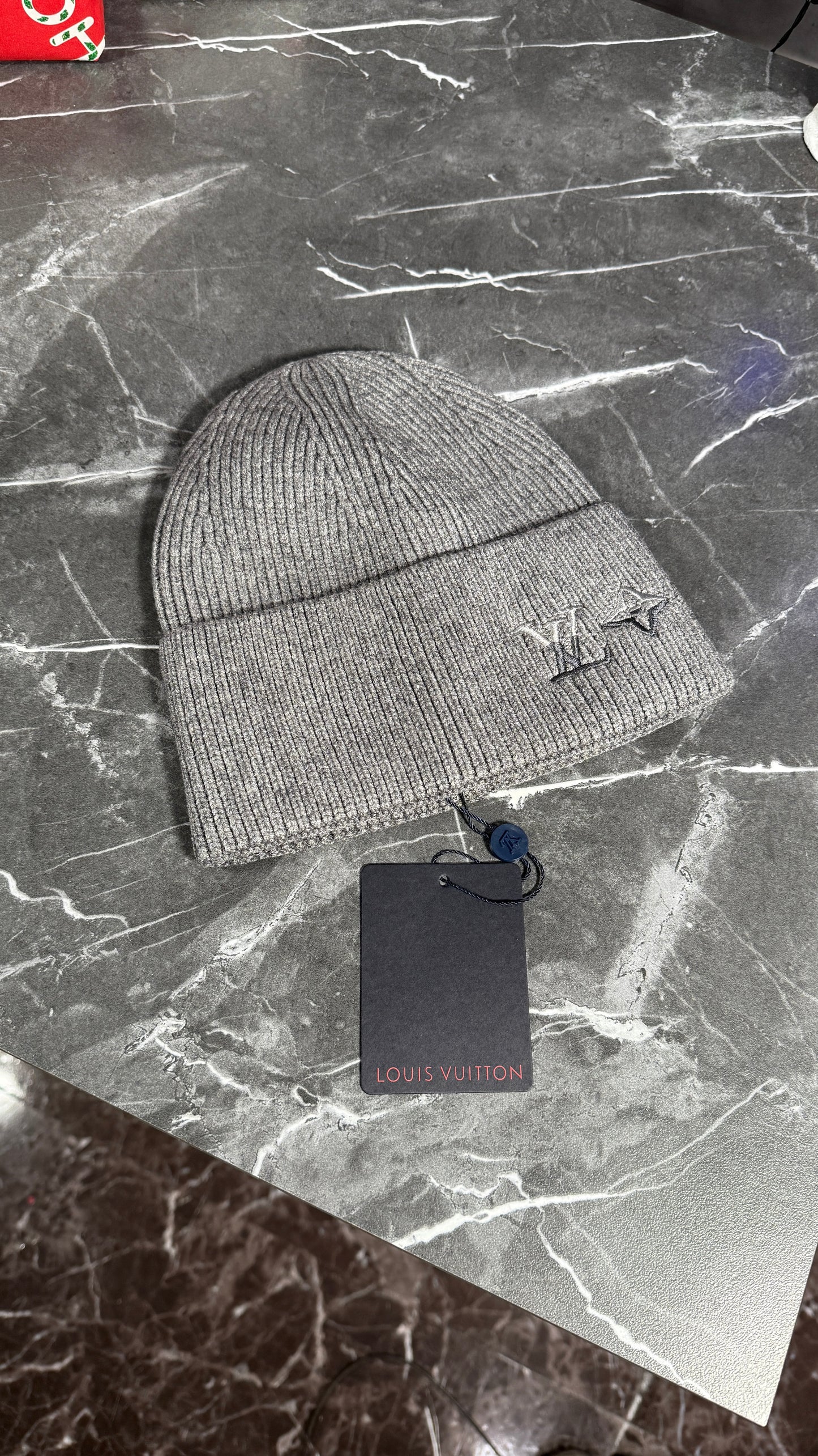 GORRO LV GRIS