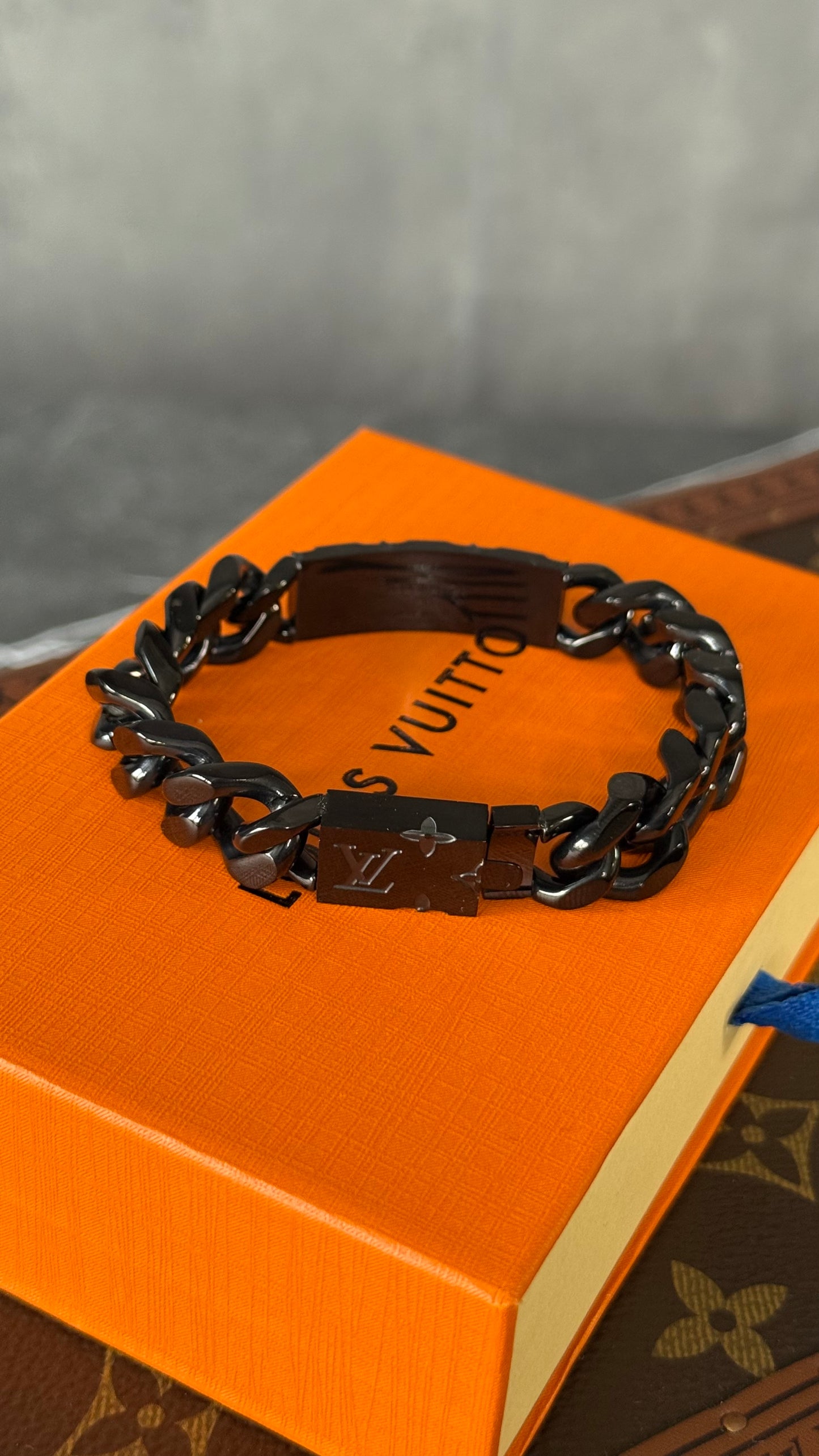 PULSERA LV ESTAMPADO NEGRO