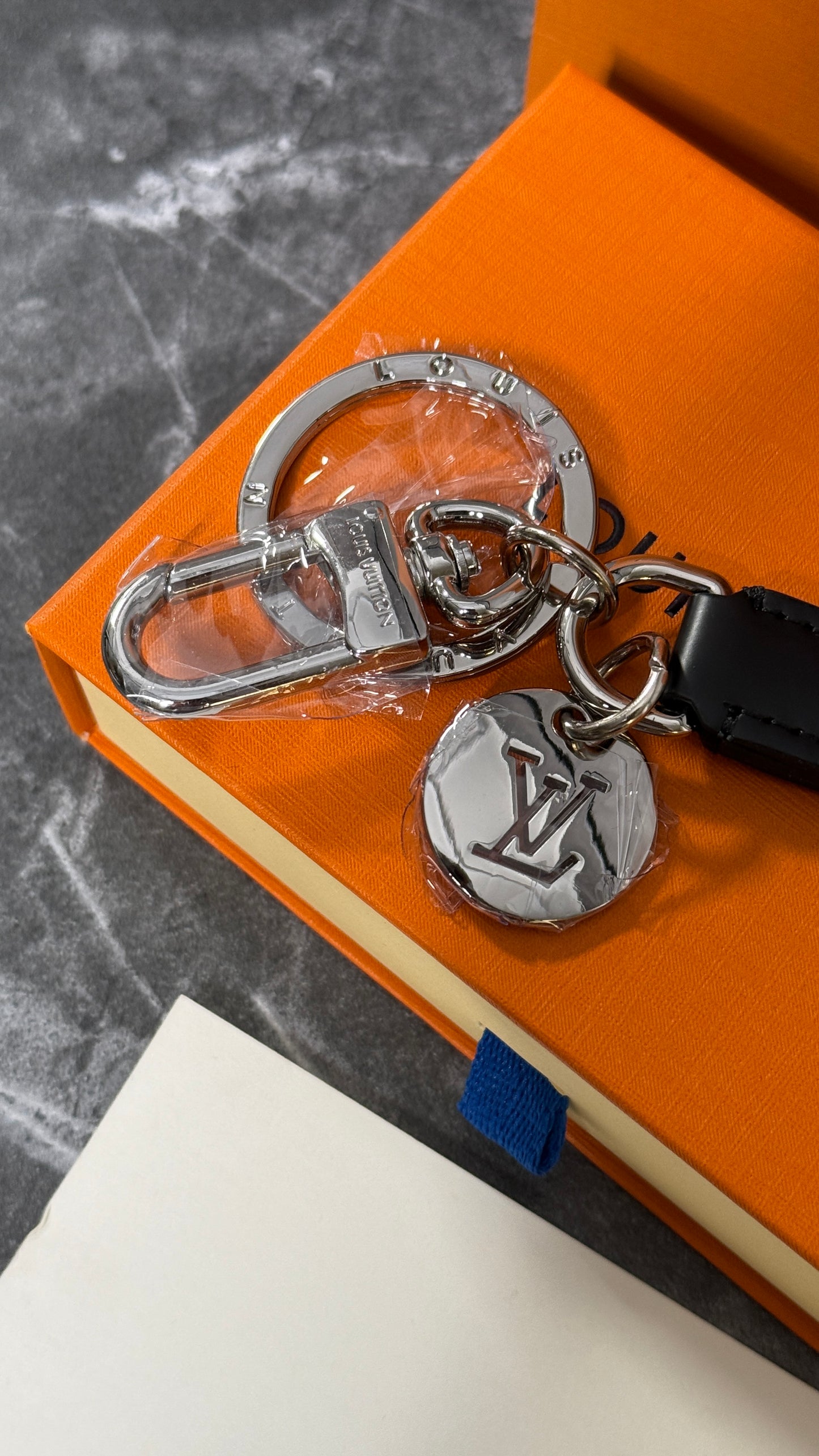 LLAVERO LV GRIS CLASIC